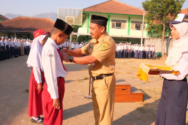 Penyematan nama peserta