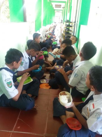 Makan siang bersama